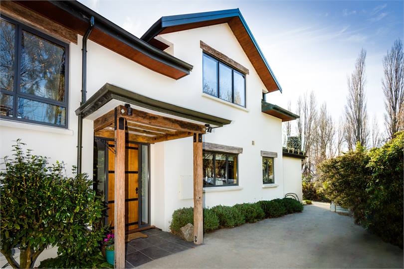 Main entrance, room for boat parking