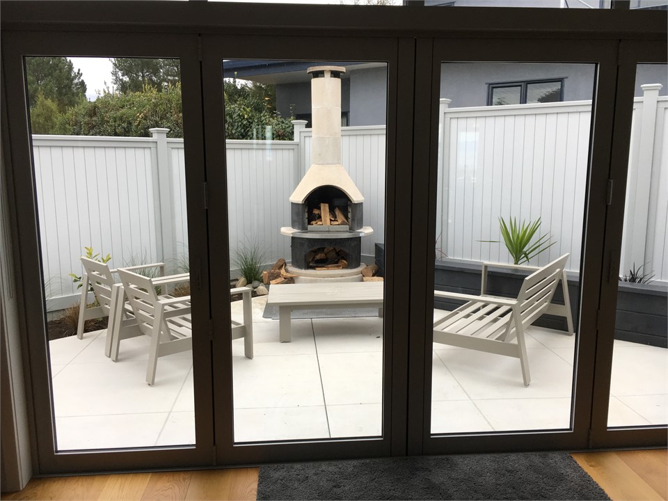 Lounge with large bifolds onto outdoor fire /Pizza