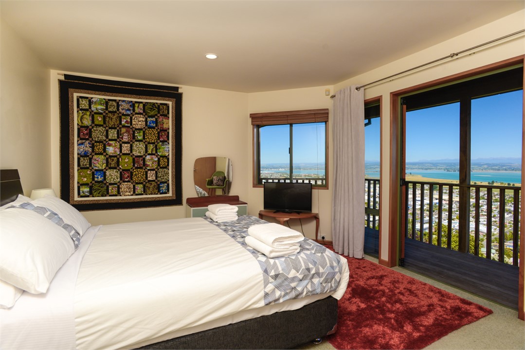 Bedroom 2 with Queen bed