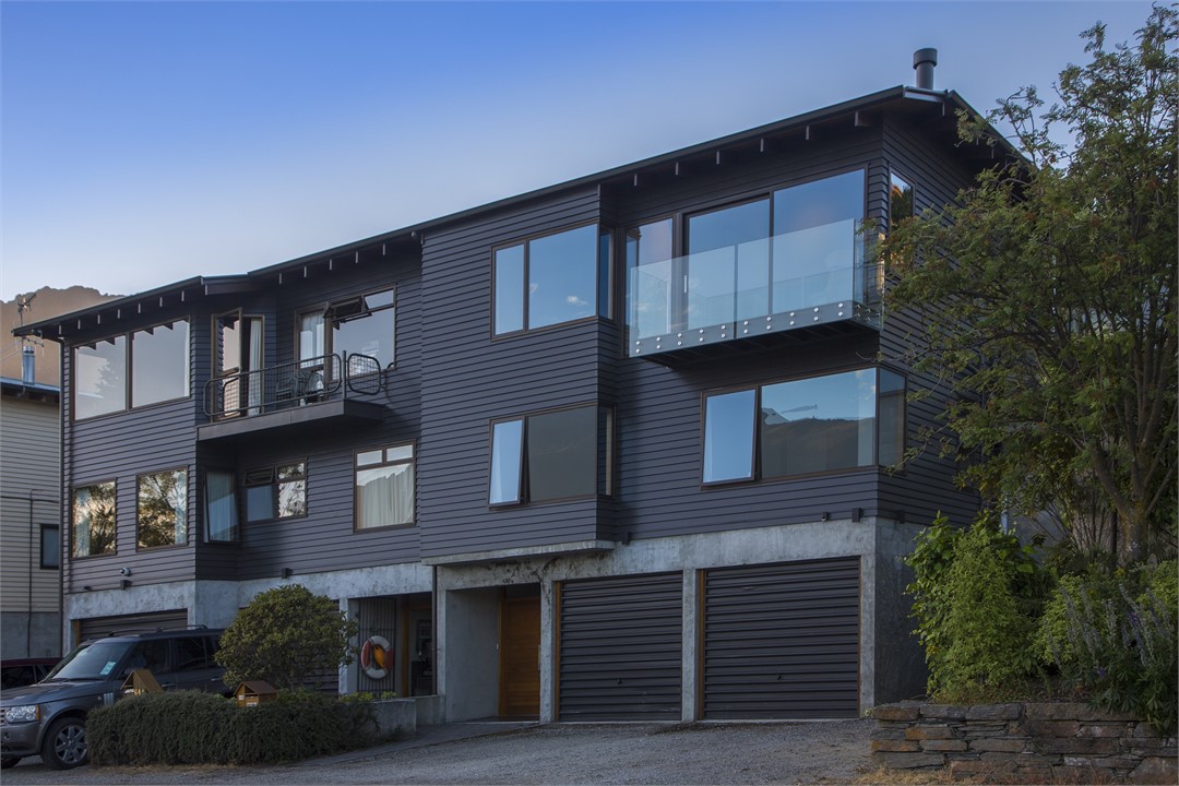 luxury 3-level waterfront holiday home