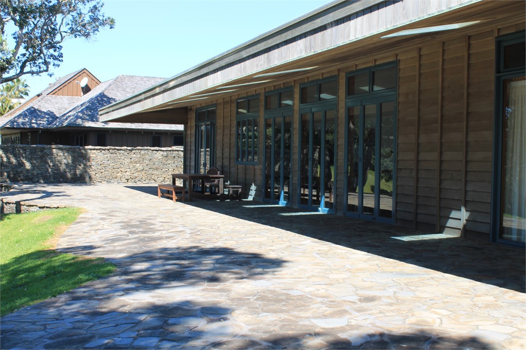 Large outdoor entertainment terrace