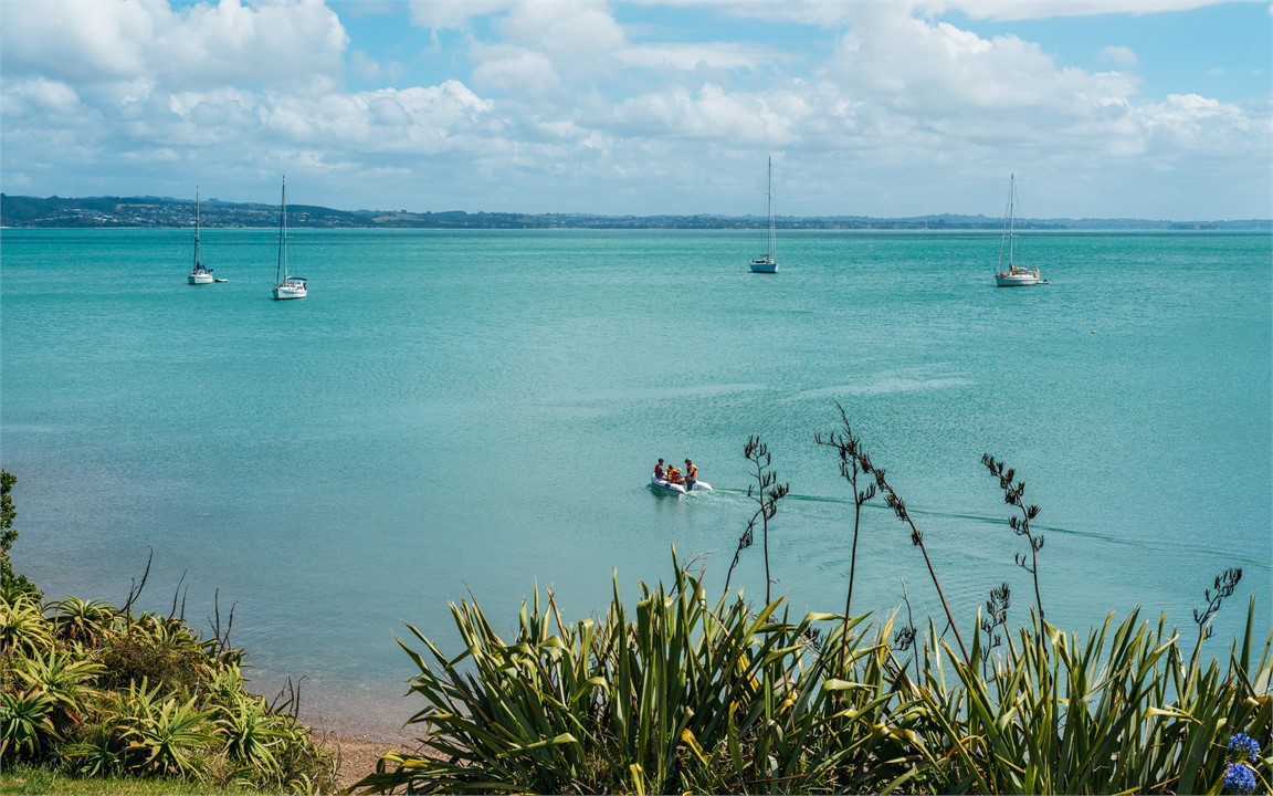 Rocky Bay - 1 min drive away