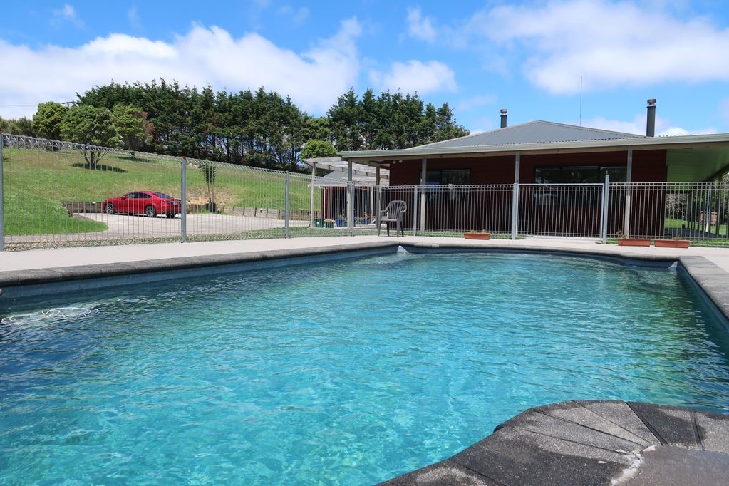 Stunning house for a relaxing holiday with swimming pool in Helensville