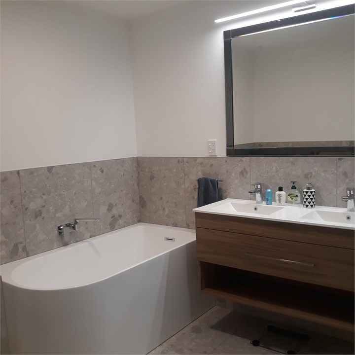 Main bathroom with Bath, shower and toilet