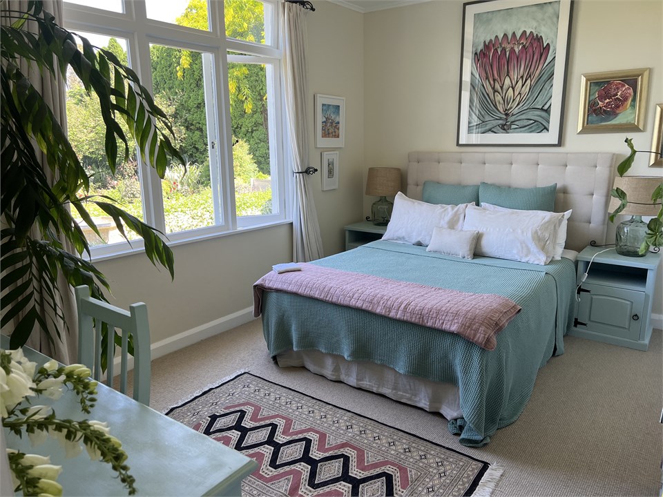 Downstairs queen bedroom