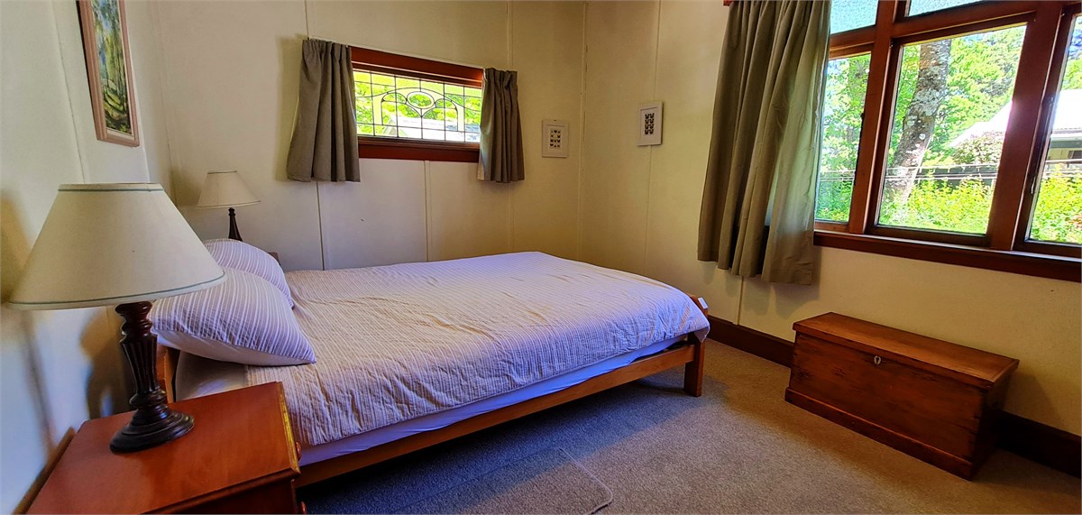 Main bedroom (queen bed)