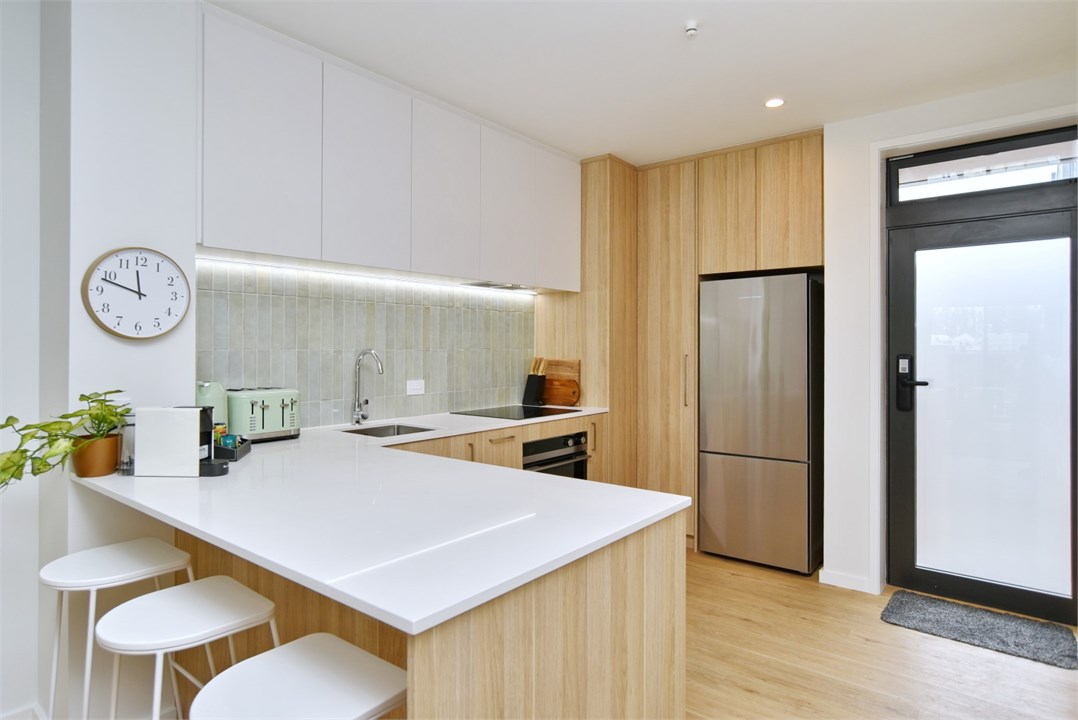 Fully equipped Kitchen area with seats at the benc