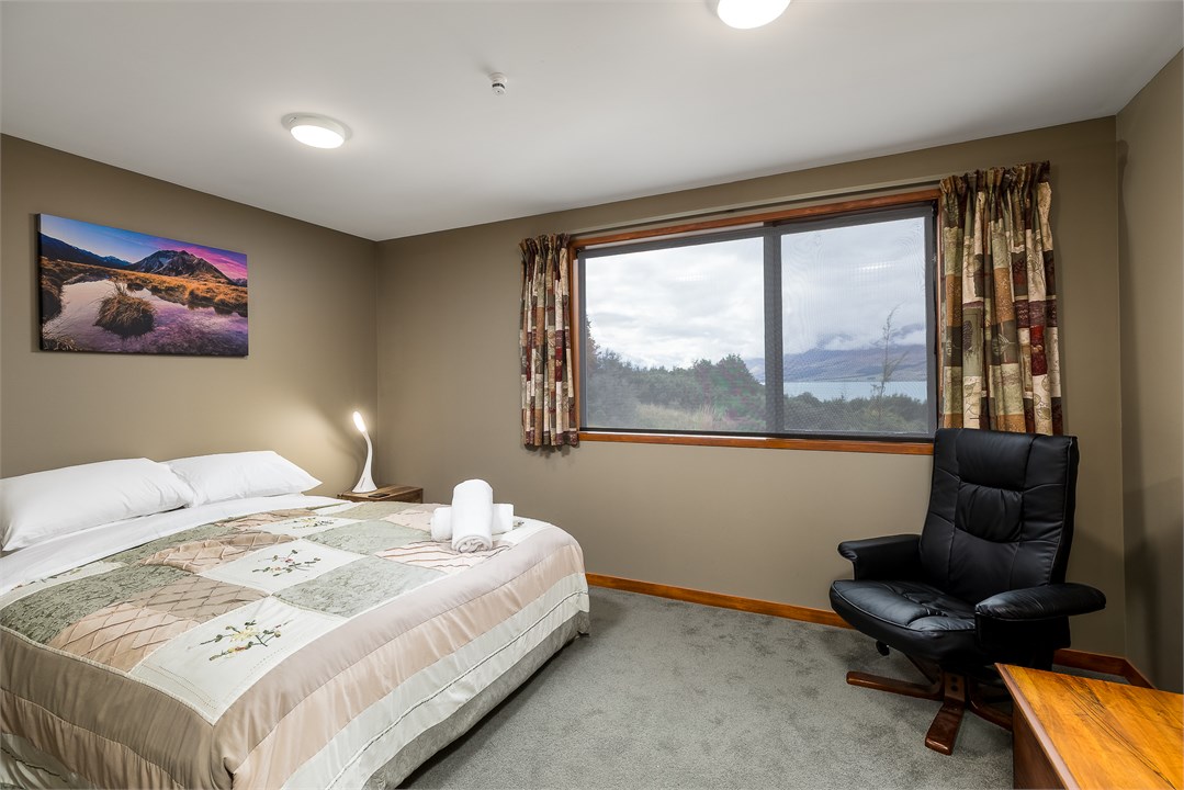 Downstairs queen bedroom