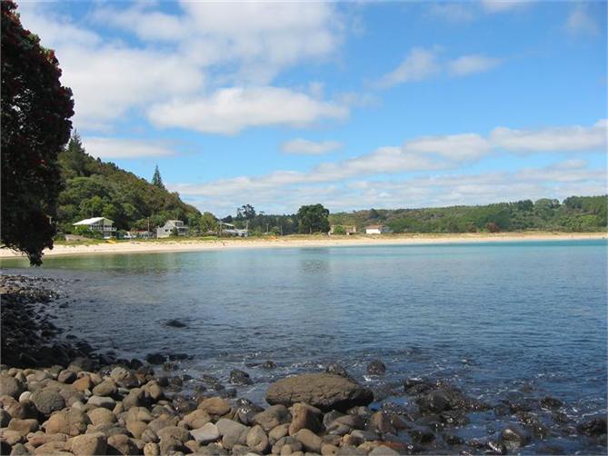 At the bottom of the garden - 70m walk to sand