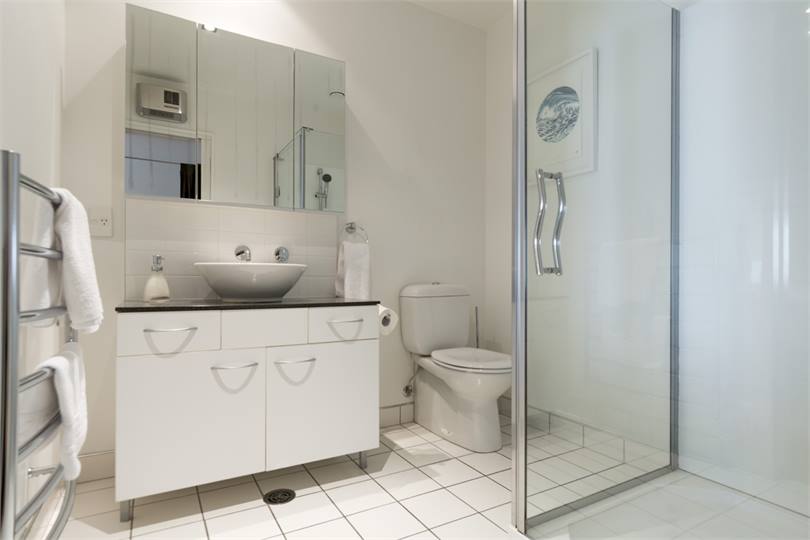 Tiled bathroom with Shower with great pressure, Va