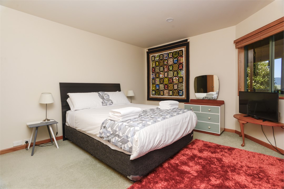 Bedroom 2 with Queen bed