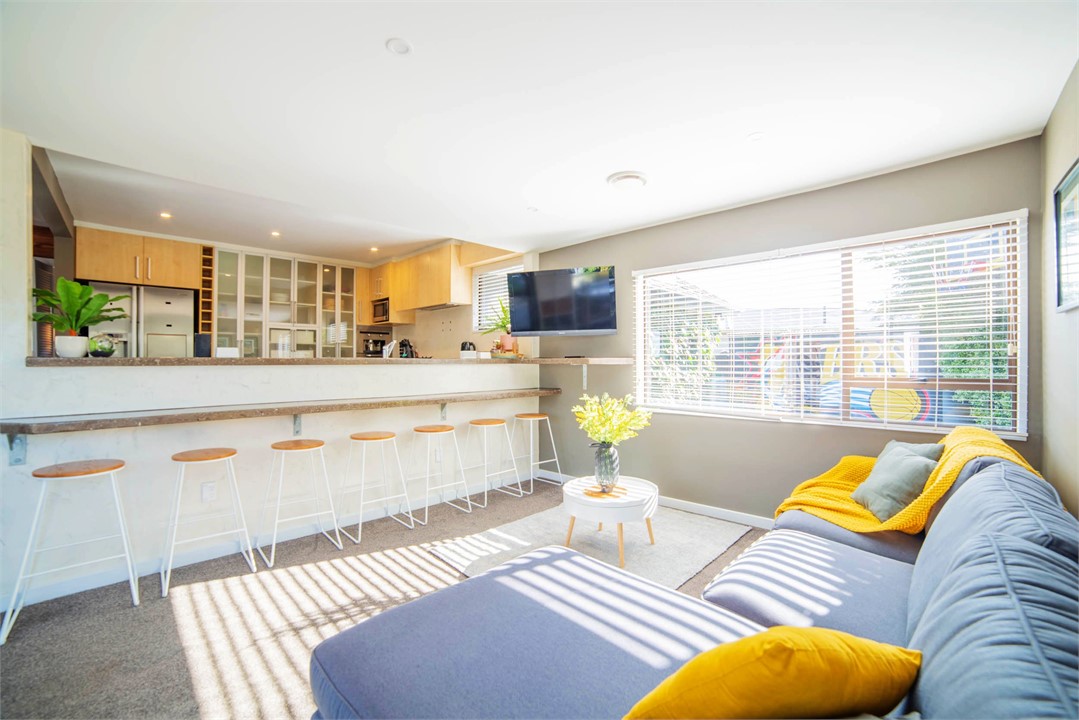 LOWER SECOND LIVING AREA The lower living ais over