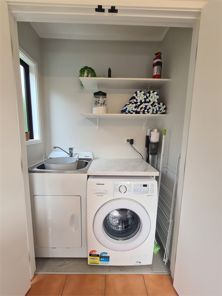 Laundry with fire extinguisher, washing tub, front