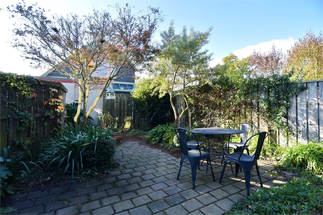 Outdoor sitting area that seats 4