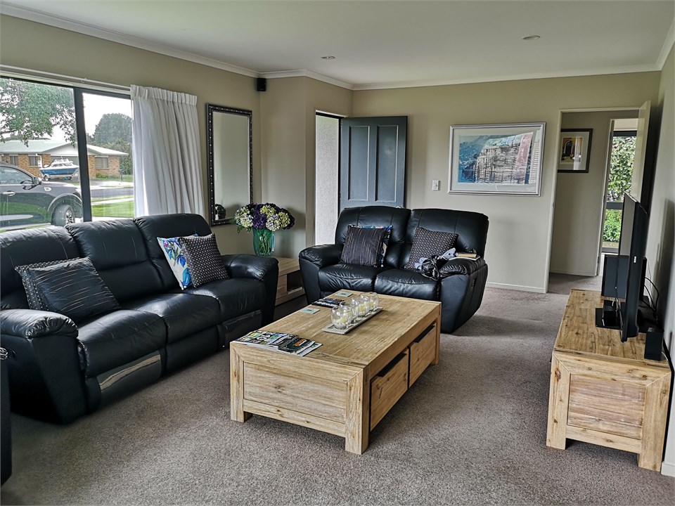 Lounge towards front door