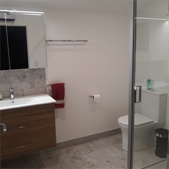 Ensuite with 1000 x 1000 shower