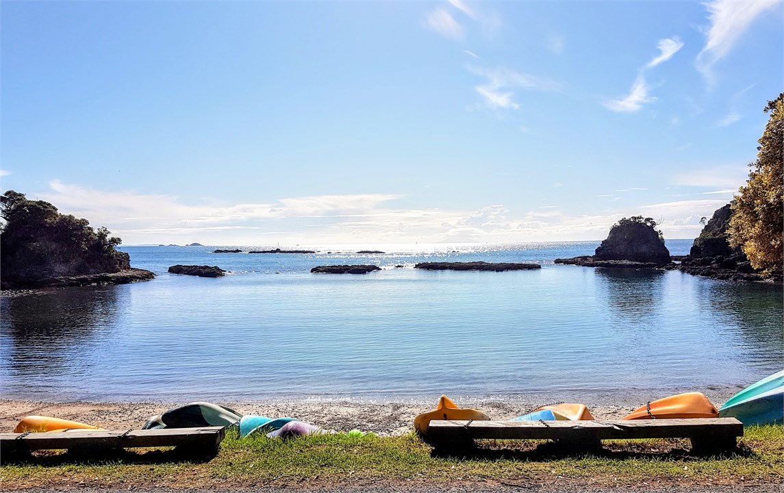 Enclosure Bay - 3 minute stroll away!