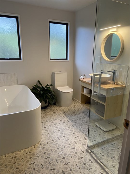 upstairs main bathroom