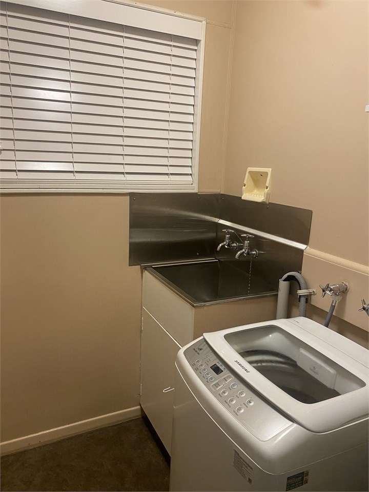 Laundry room and washing machine