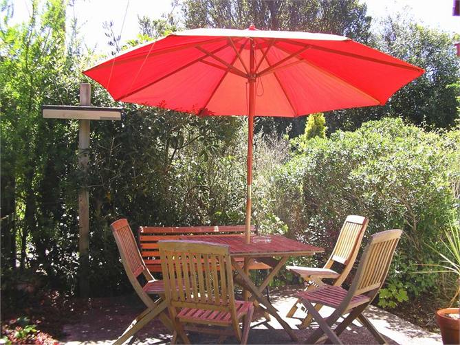 Gate Cottage - Outdoor seating in courtyard