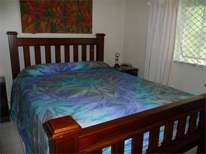 Queen bed - bedroom 1