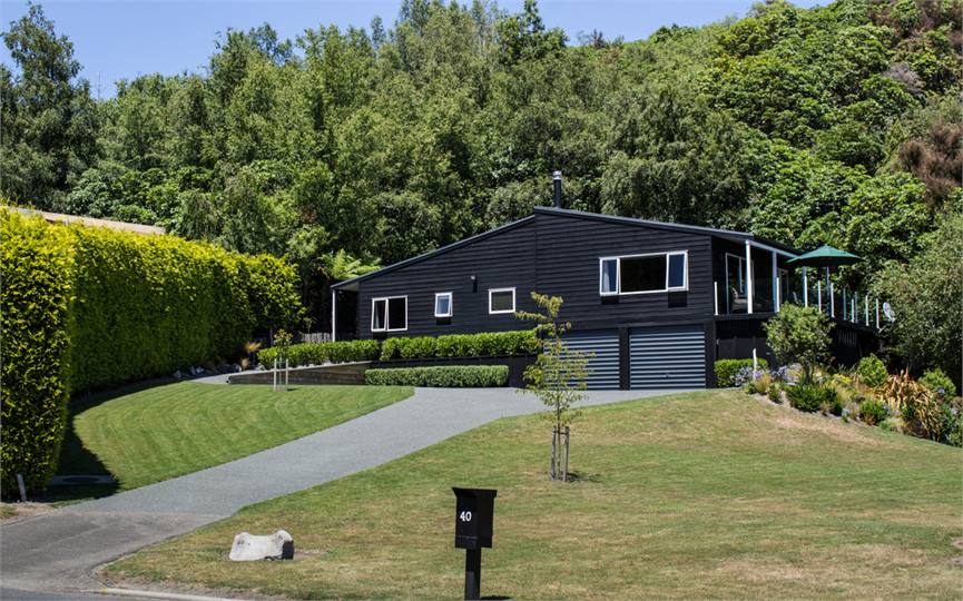 The Black House Tranquil location, Pet friendly & Linen provided