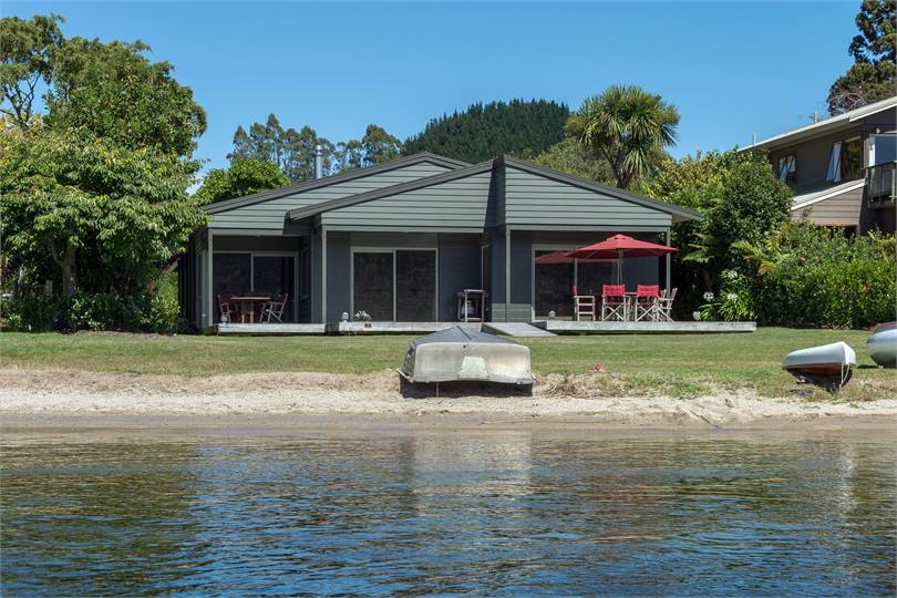 LOUNGE TO LAWN TO LAKE 10 mins from Rotorua city Lake Okareka Holiday