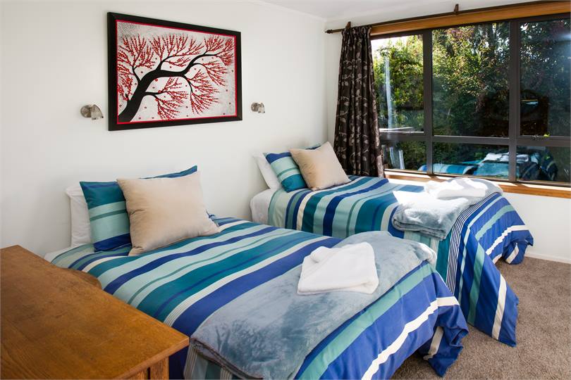 3rd bedroom w two singles