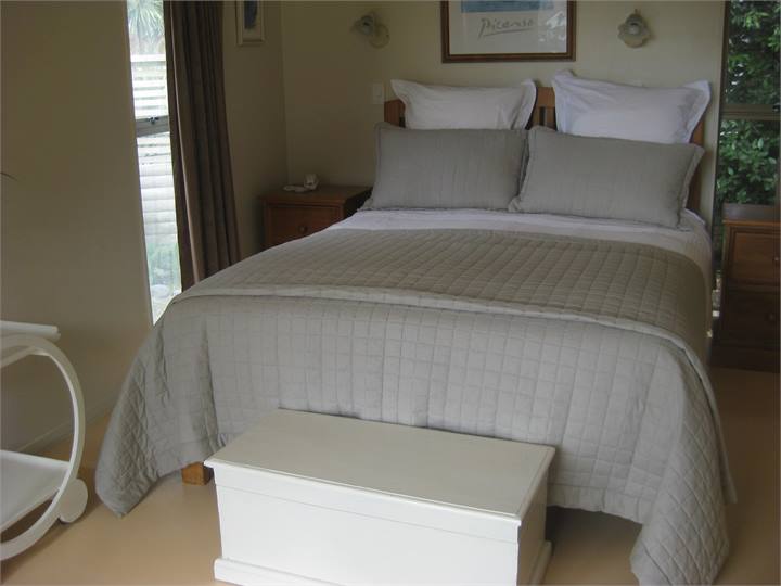 master bedroom (queen)