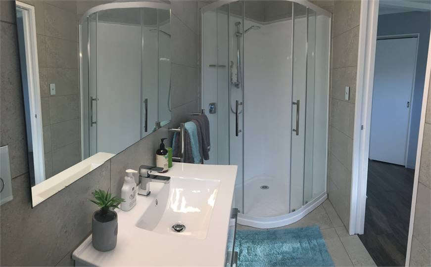 Large shower with great pressure and shower dome
