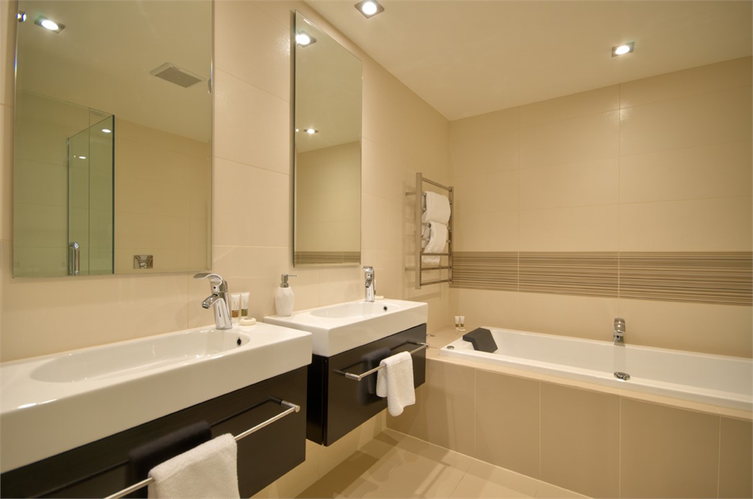 Bedroom 4 Ensuite with bath