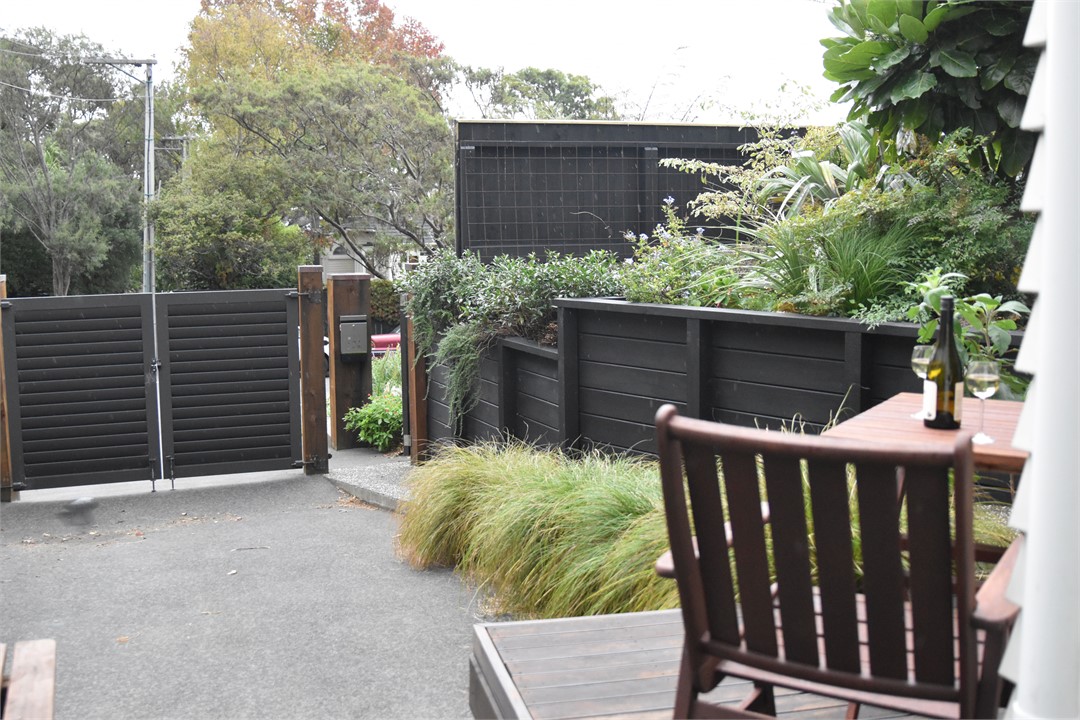 Days Bay Apartment Accommodation: Relaxing on deck