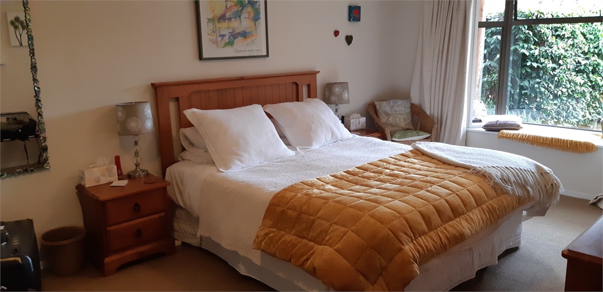 Spacious king bedroom with beautiful linen & amazi