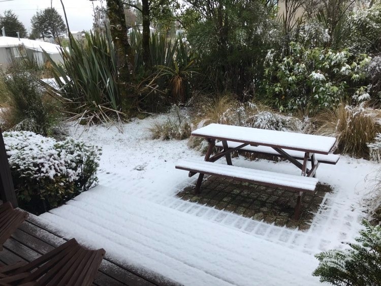 Yes, it snows here in winter!!