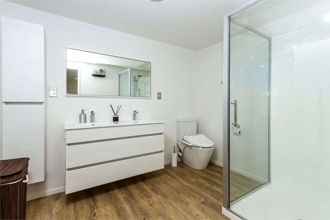 Master ensuite bathroom