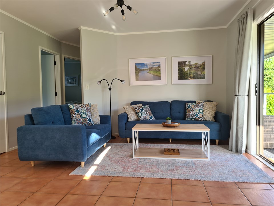 Lounge with seating for 5