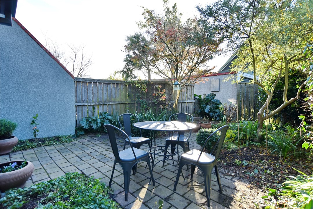 Outdoor sitting area that seats 4