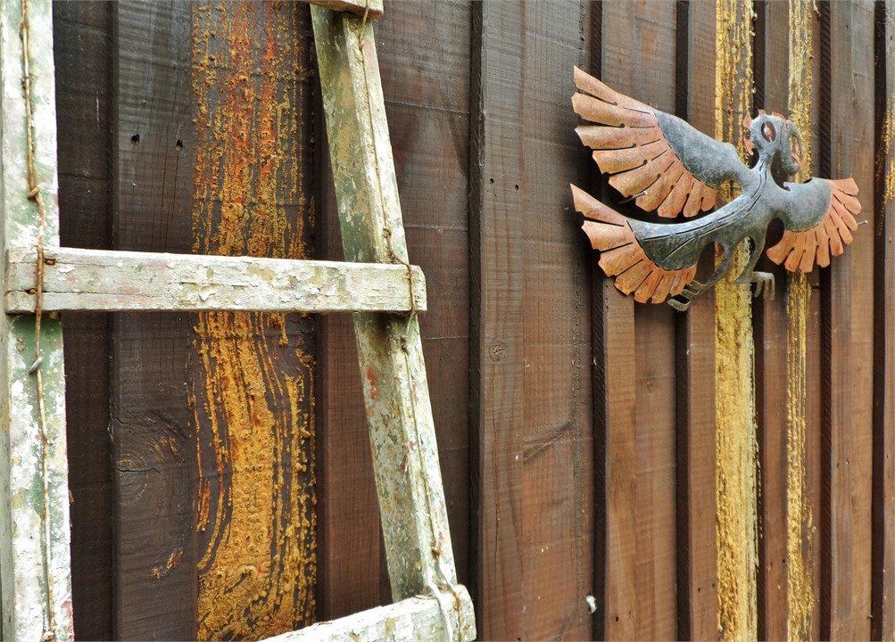 Che Vincent sculpture on deck
