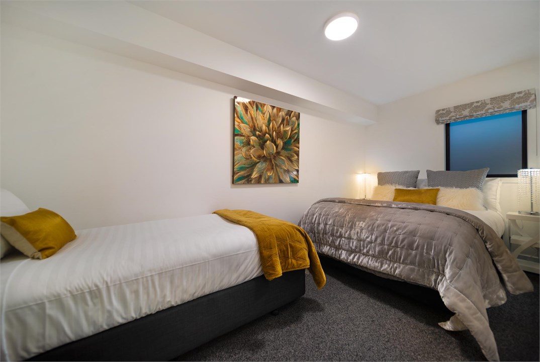 TAHUNA LAKEFRONT LUXURY AURA QUEENSTOWN HOLIDAY HO