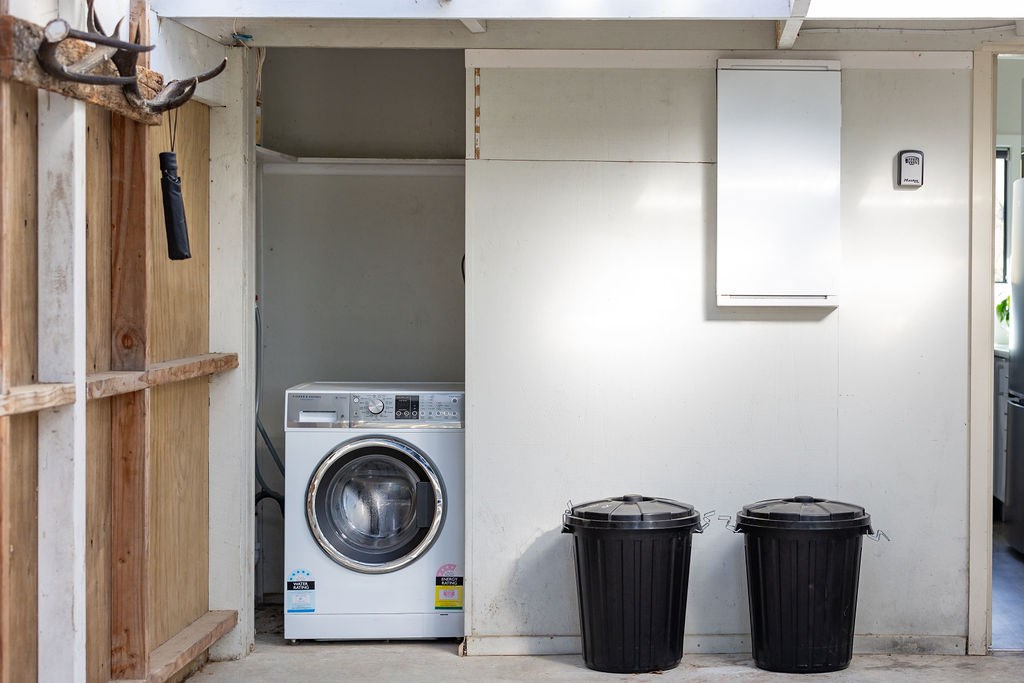 carport showing washing machine, rubbish bin, recy