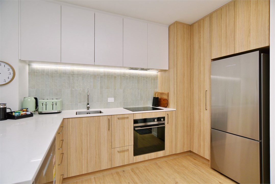 Fully equipped Kitchen area with seats at the benc