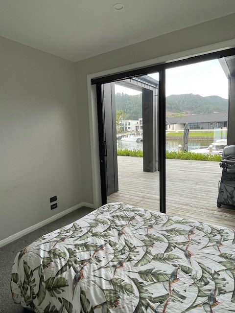 WATERFRONT DOUBLE BEDROOM