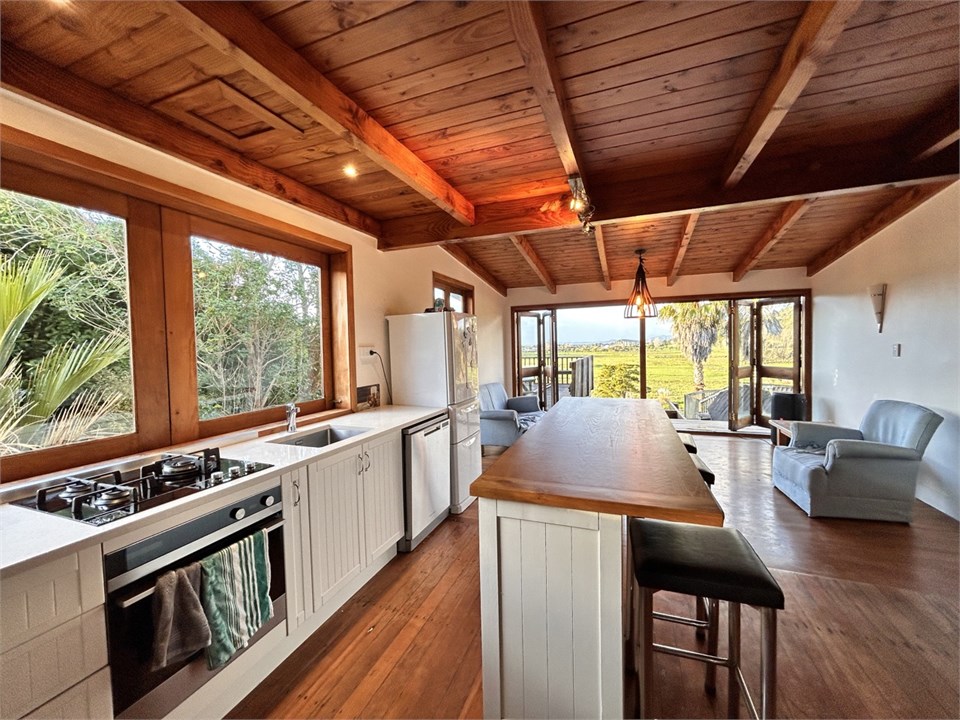 Open plan kitchen/dining
