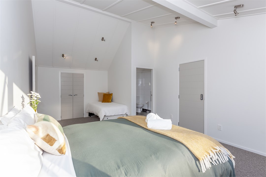 Master with king and balcony