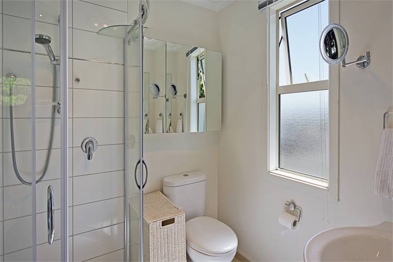 Master ensuite with Shower, Toilet & Vanity