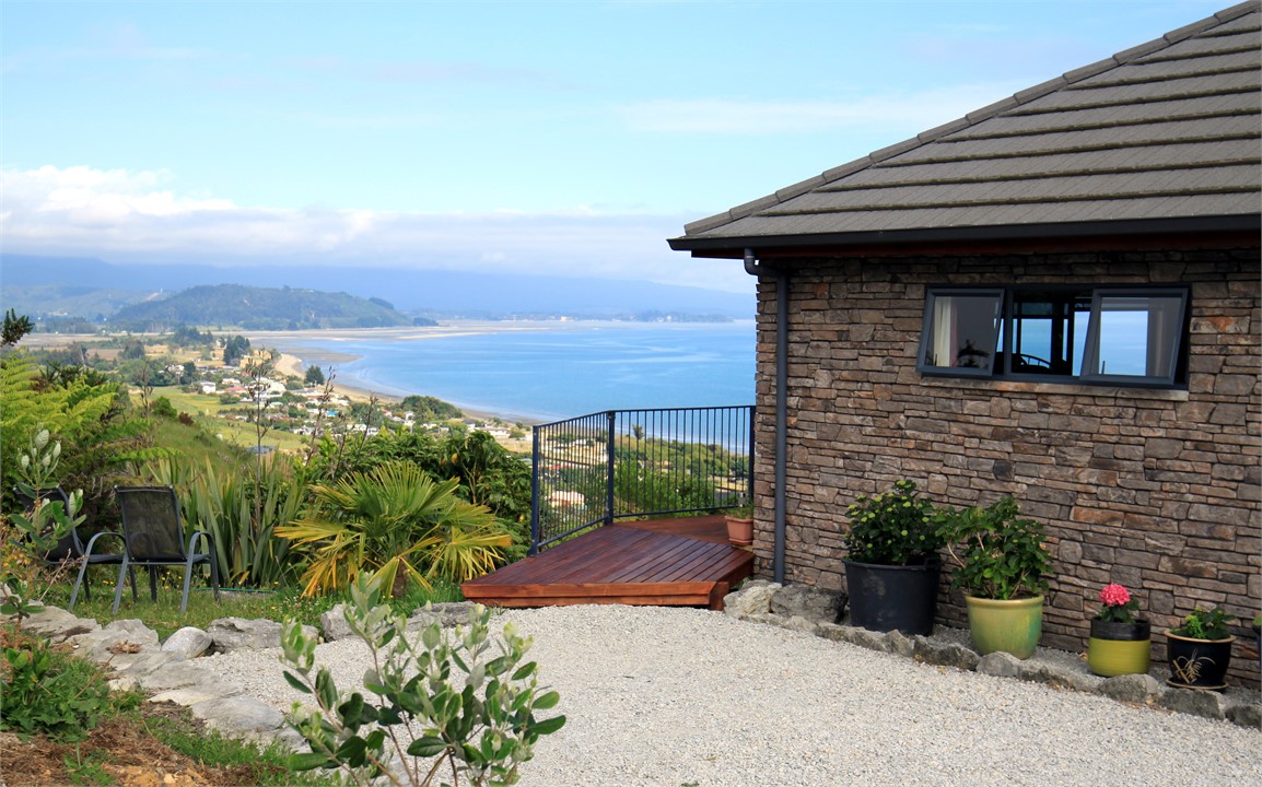 Beau Vista studio, private parking bay, deck entra