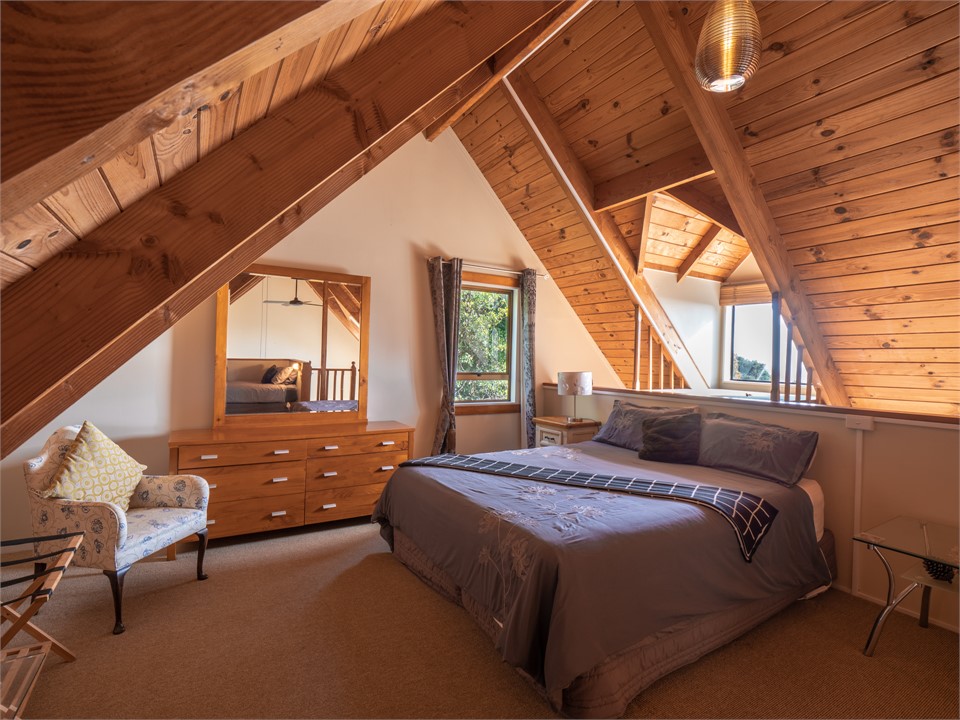 Upstairs mezzanine bedroom with Super comfy King d