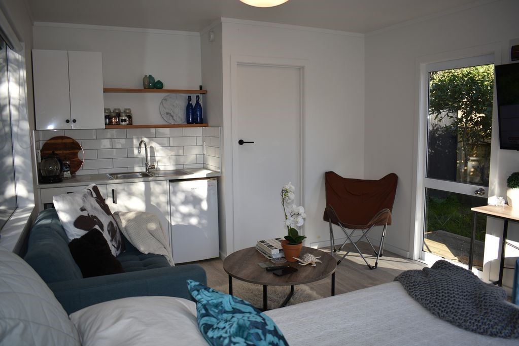 200m to Paraparaumu Beach Golf club, numerous Cafe