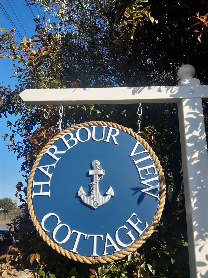 Harbour View Cottage - Street sign