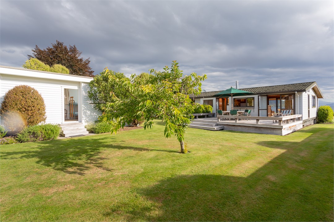 Sleep-out behind house